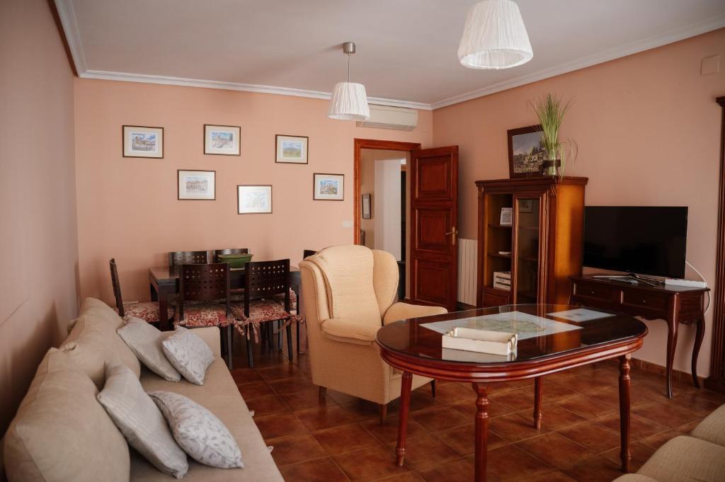 A television and/or entertainment centre at Casa La Sinagoga de Trujillo