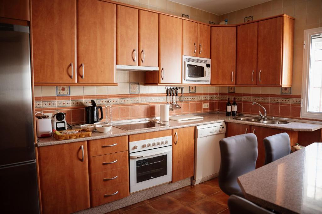 A kitchen or kitchenette at Casa La Sinagoga de Trujillo
