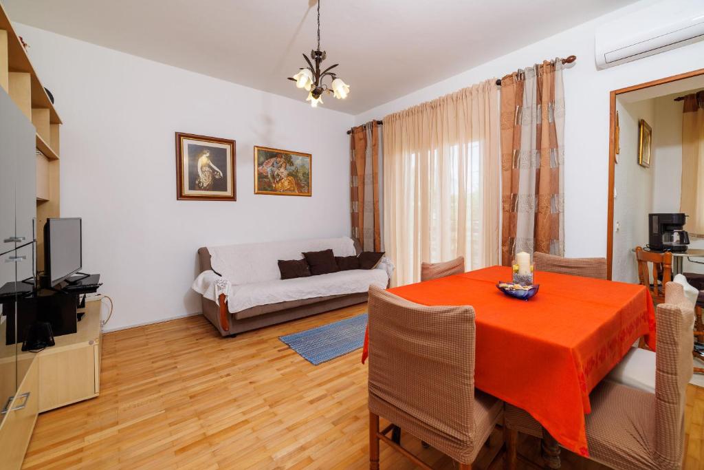 Televízia a/alebo spoločenská miestnosť v ubytovaní Apartments Zvonimir