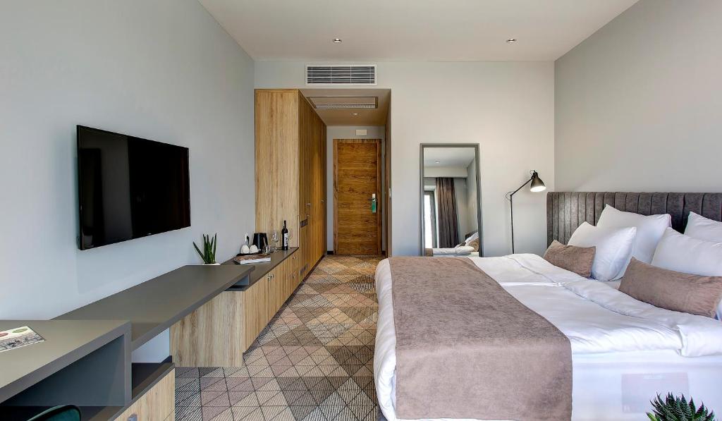 Postel nebo postele na pokoji v ubytování Hotel Emporia Mostar