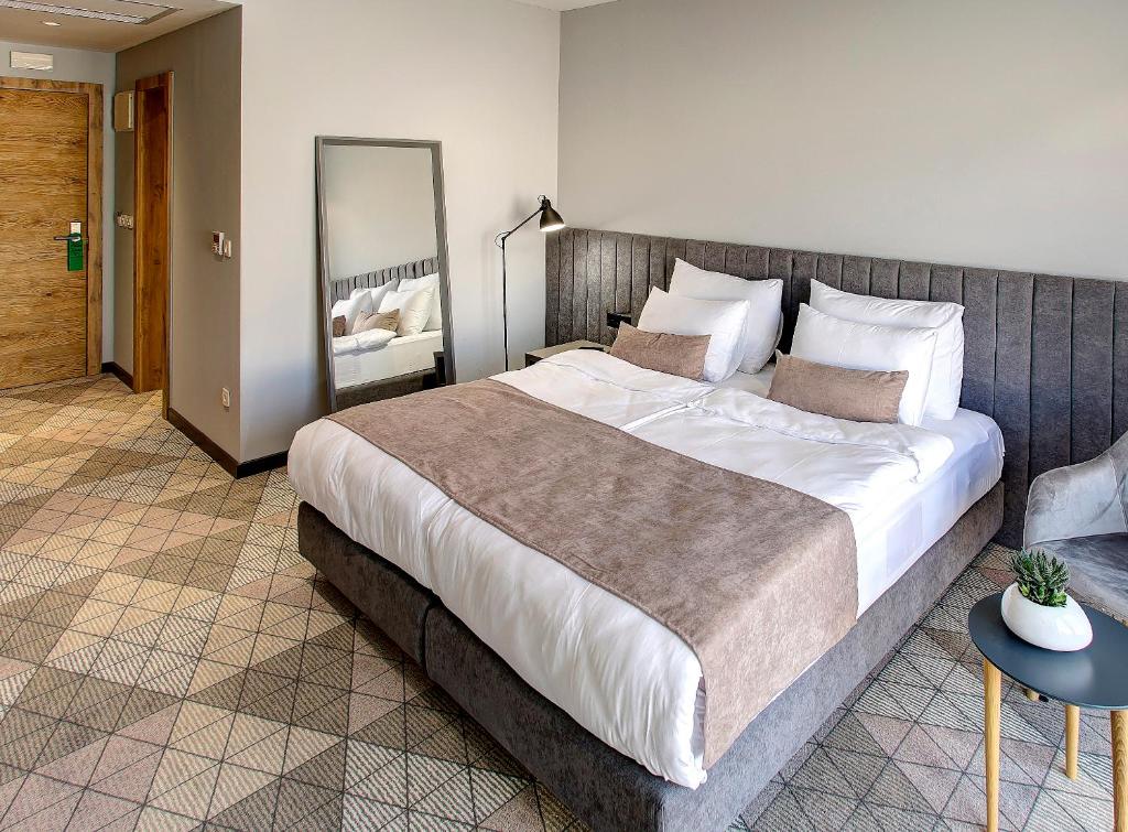Postel nebo postele na pokoji v ubytování Hotel Emporia Mostar