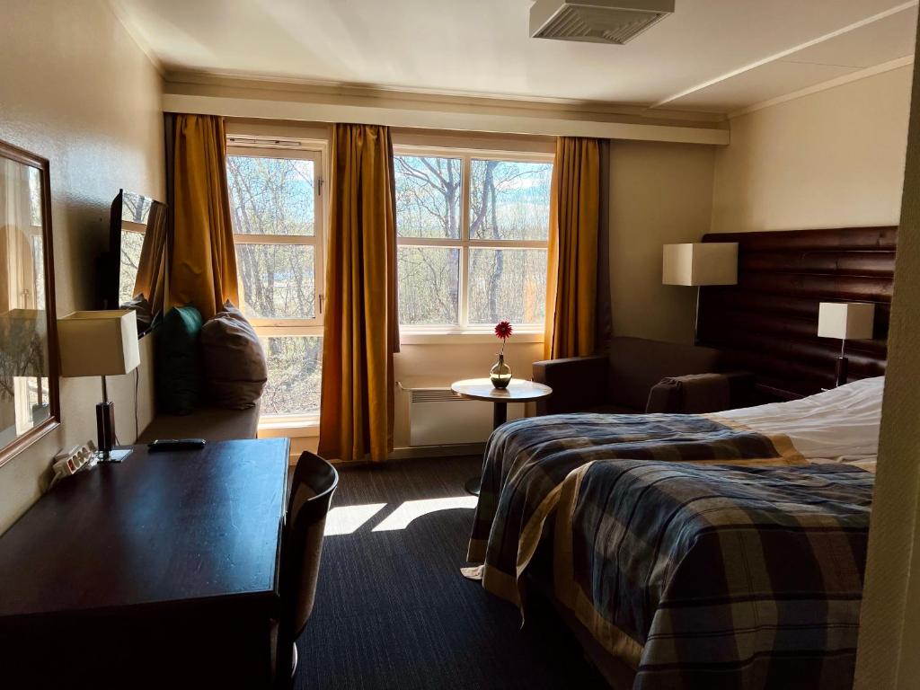 Postel nebo postele na pokoji v ubytování Lakselv Hotel