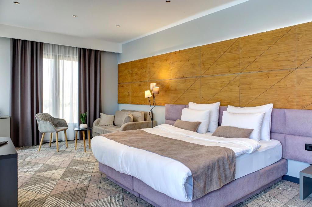 Postel nebo postele na pokoji v ubytování Hotel Emporia Mostar
