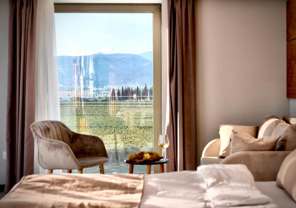 Nespecifikovaný výhled na hory nebo výhled na hory při pohledu z hotelu