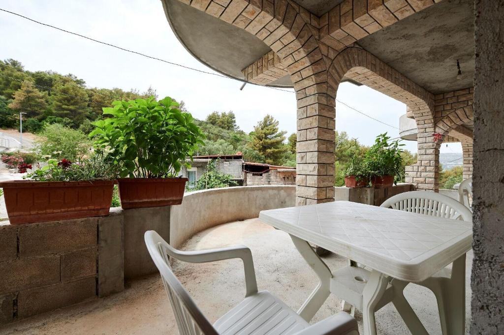 Patio alebo iná vonkajšia časť ubytovania Apartments Antonia