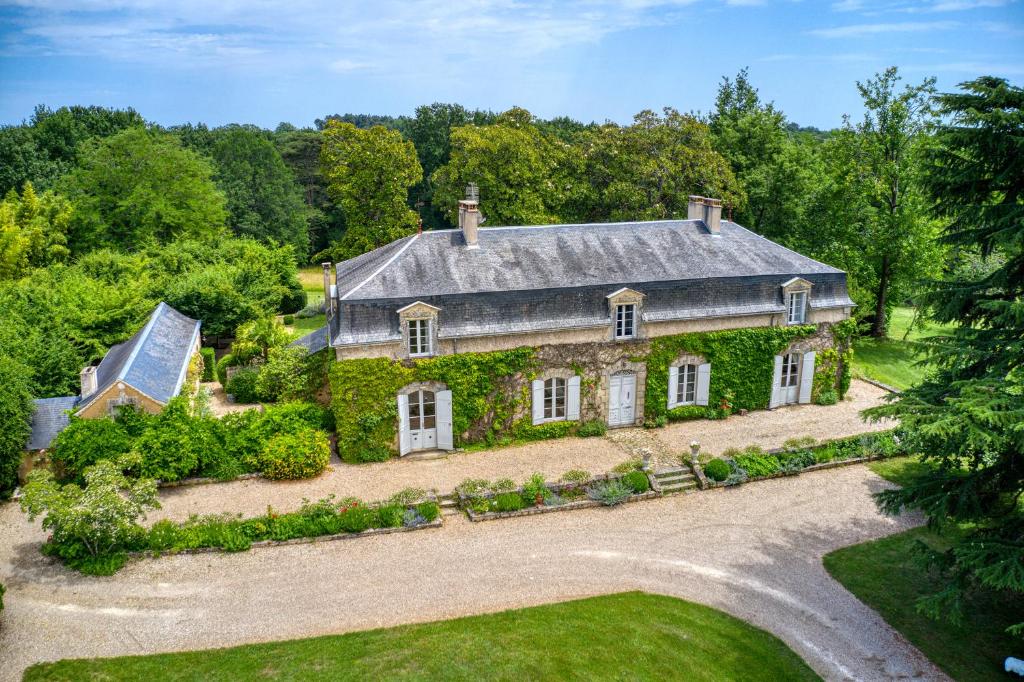 une vue aérienne d'une maison avec du lierre dans l'établissement La Chartreuse des Ormeaux maison de maître en Dordogne, à Saint-Alvère