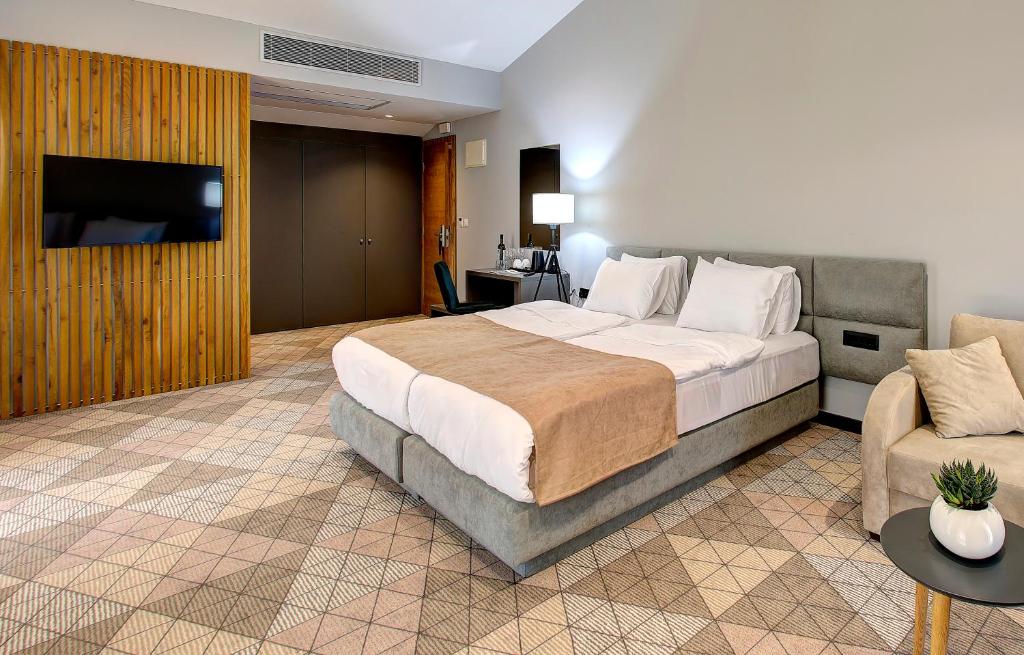 TV a/nebo společenská místnost v ubytování Hotel Emporia Mostar