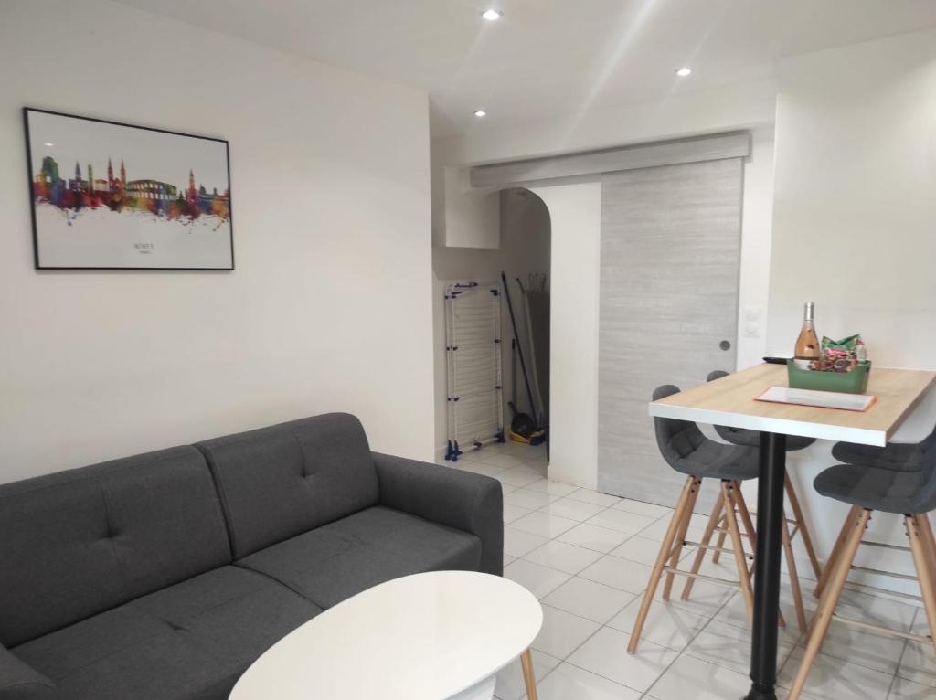 un salon avec un canapé et une table dans l'établissement Le clos de la garrigue, à Nîmes