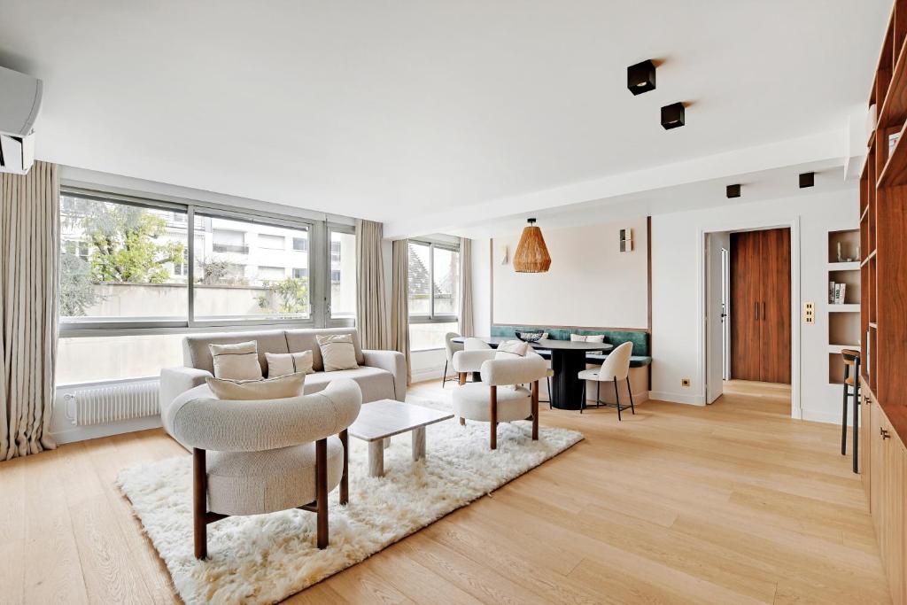 un salon avec un canapé, des chaises et une table dans l'établissement Pick A Flat's Apartments in Tour Eiffel - Rue de l'Amiral Hamelin, à Paris