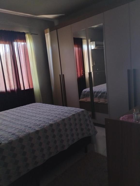 サン・ガブリエウにあるPousada Aurora 4のベッドと大きな鏡のある寝室