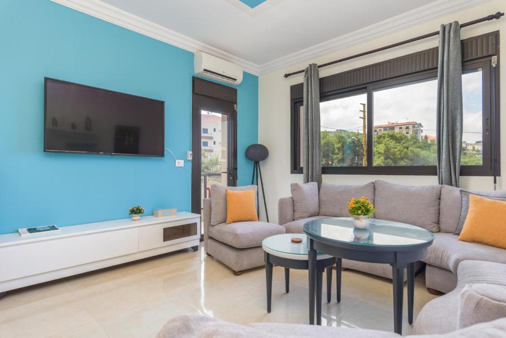 Μια τηλεόραση ή/και κέντρο ψυχαγωγίας στο Solace 2 Bedroom Apartment in Batroun