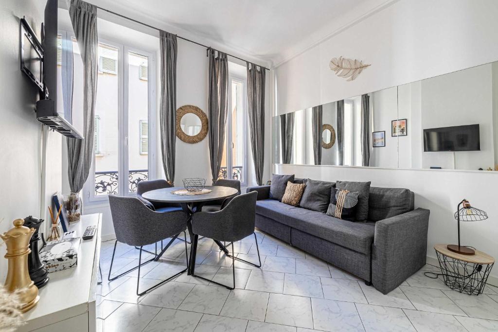 un salon avec un canapé et une table dans l'établissement LA PERLE au cœur du centre ville, idéal pour séjours loisirs ou business, à Cannes