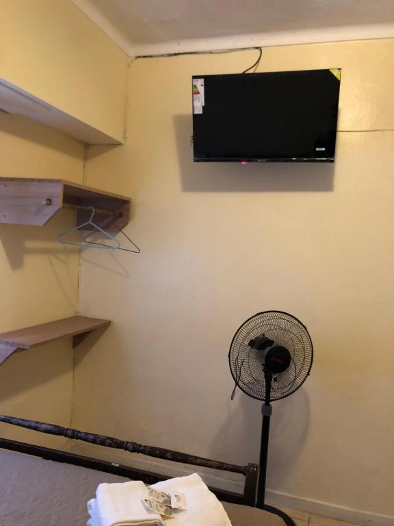 een kamer met een ventilator en een tv aan de muur bij Hotel gade in Mar del Plata