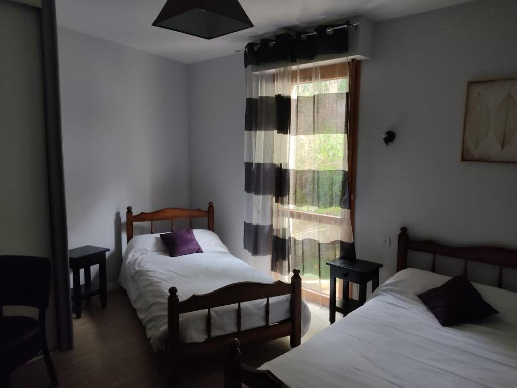 Postel nebo postele na pokoji v ubytování Hôtel Foulquier