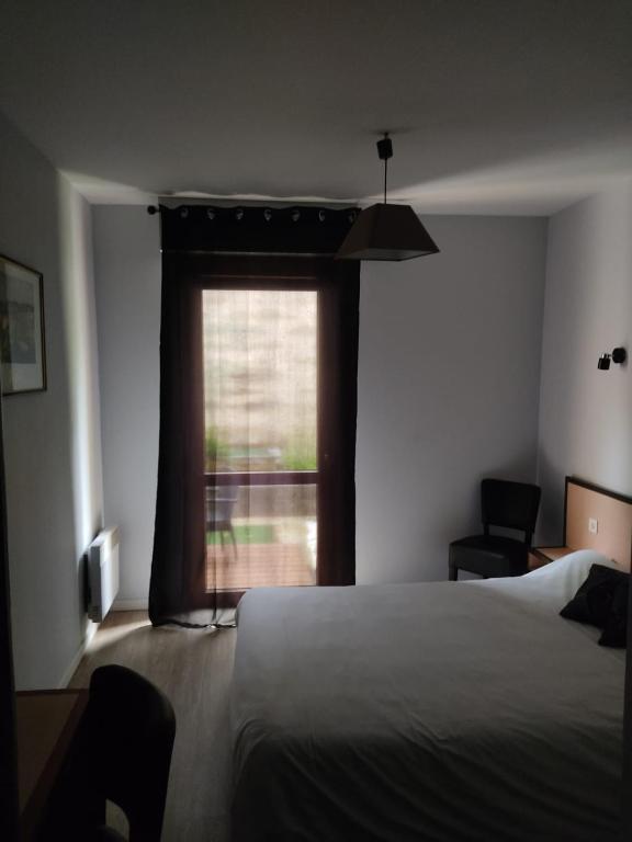 Postel nebo postele na pokoji v ubytování Hôtel Foulquier