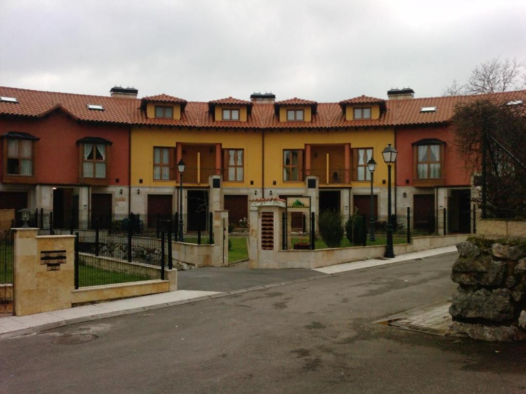 una calle vacía frente a un gran edificio en Apartamentos - El Bosquin, en Nueva de Llanes