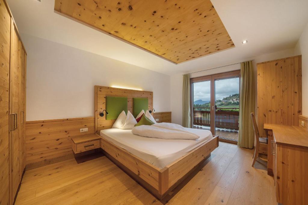 A bed or beds in a room at Thalerhof Appartement Katrin