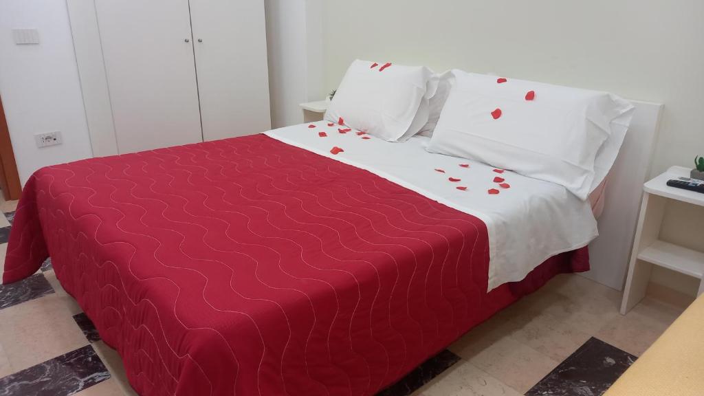 Łóżko lub łóżka w pokoju w obiekcie B&B Maestra Giovanna