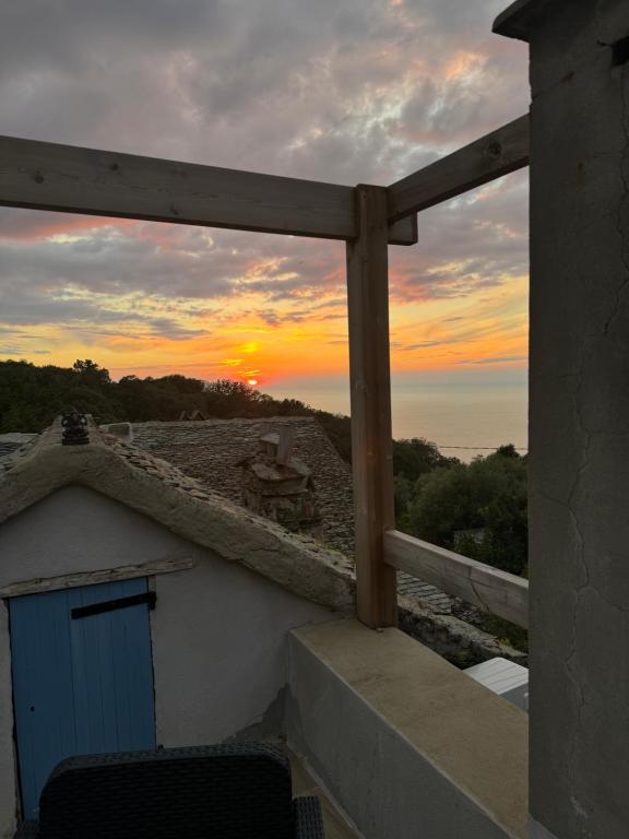 - une vue sur le coucher de soleil depuis le balcon d'une maison dans l'établissement Maison entre mer et montagne à Canari, à Canari