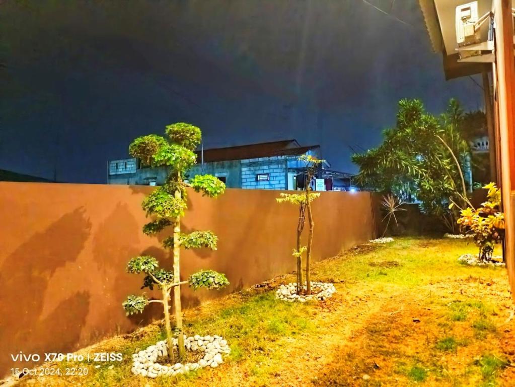 Zahrada ubytování Dewita Villa - Spacious 3BR for Group Stay, Batam