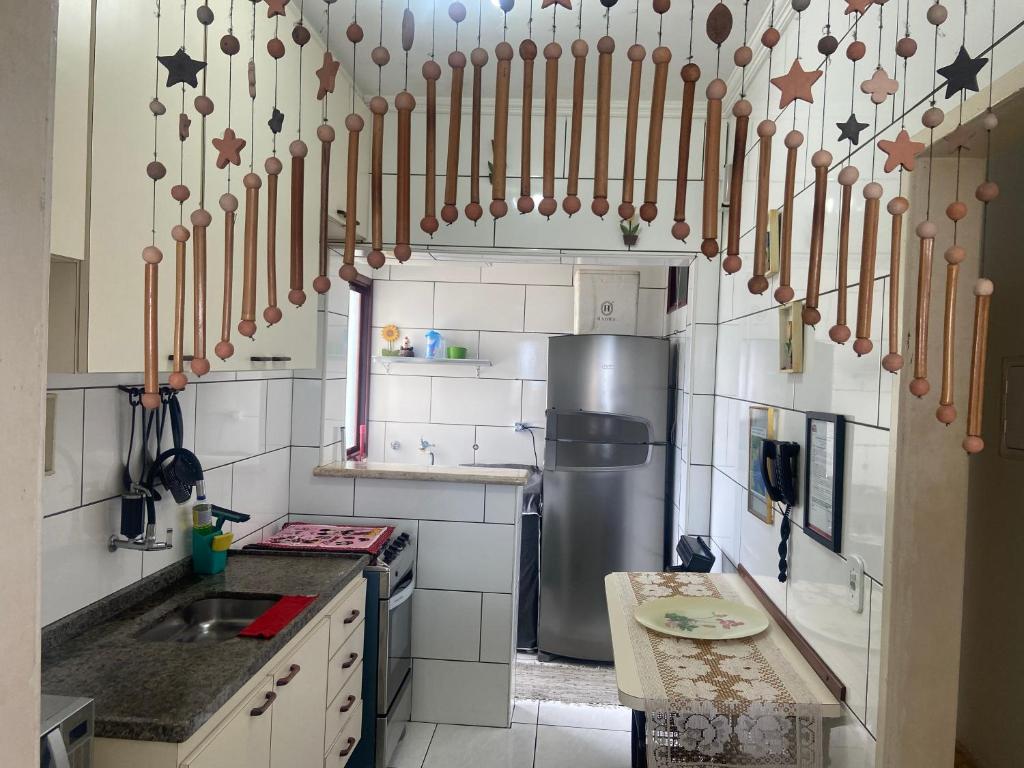 Kuchyň nebo kuchyňský kout v ubytování Sol e Mar apto perto da praiapiscina e varanda Massaguaçu