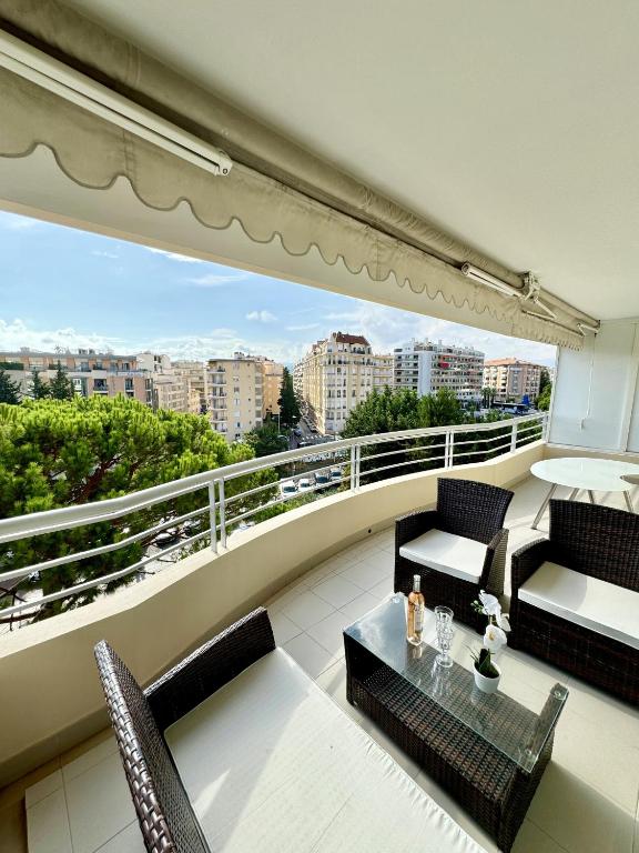 un balcon avec des chaises et une table et une vue dans l'établissement 2 pieces proche mer GOLDEN, à Cannes