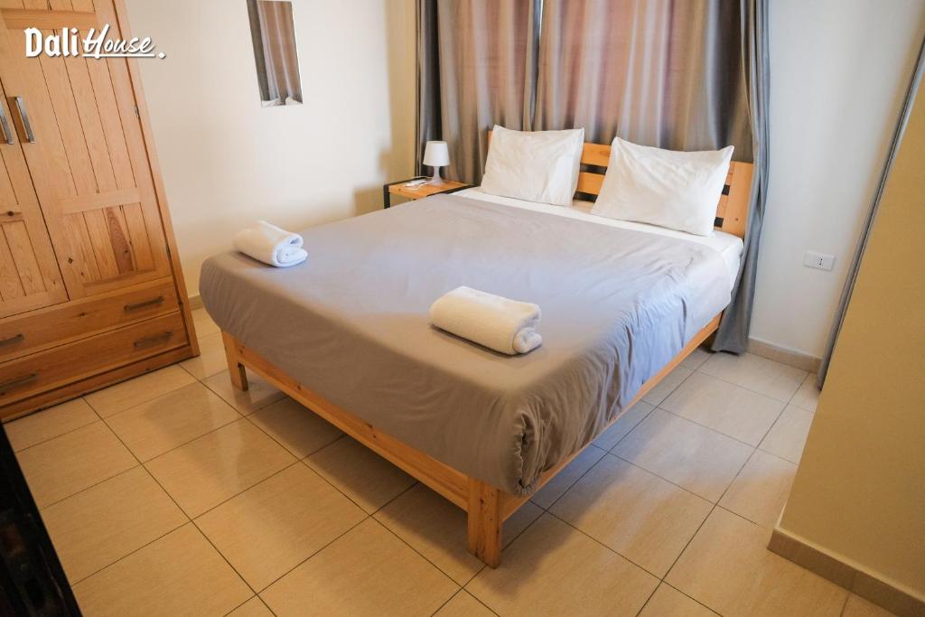 Postel nebo postele na pokoji v ubytování Dali House