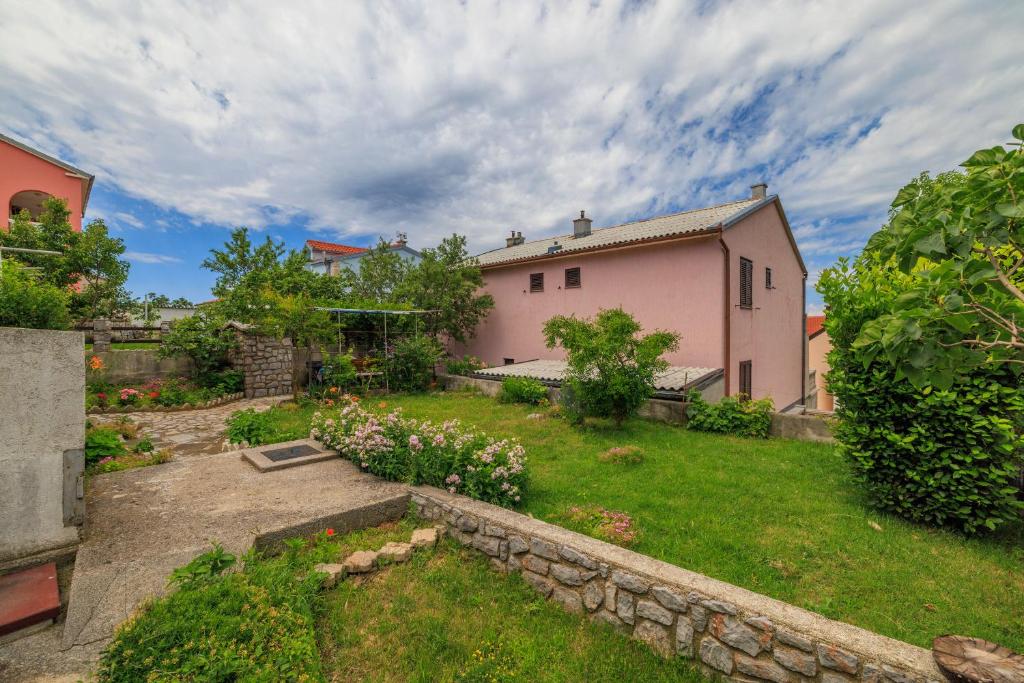 Vonkajšia záhrada v ubytovaní Apartments Zvonimir