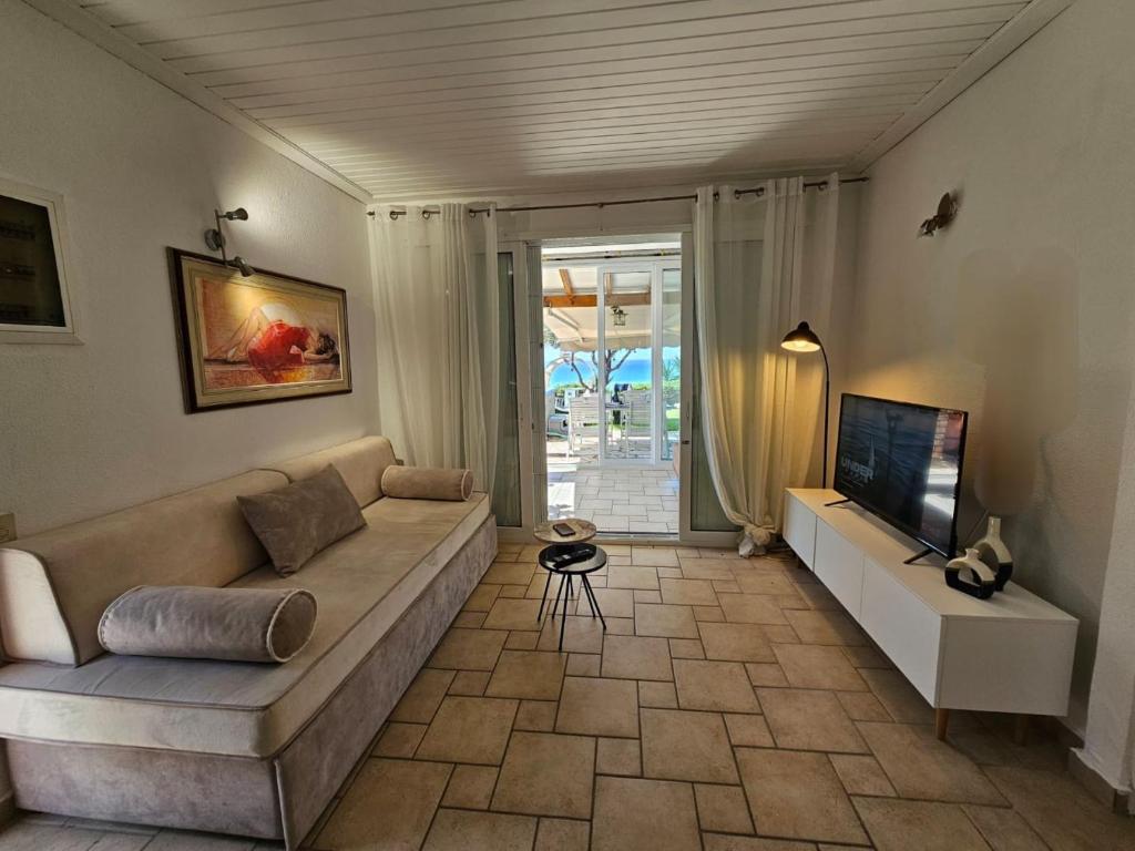 TV a/nebo společenská místnost v ubytování Corfu Dream Holidays Villas