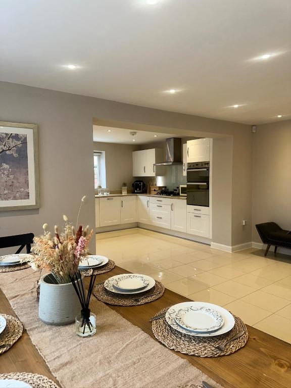 Luxury 6-Bedroom House 5 minutes from Bicester Village Shopping Outlet - Perfect for Business and Family Stays! Private Parking for 4 Cars! photo photo 3
