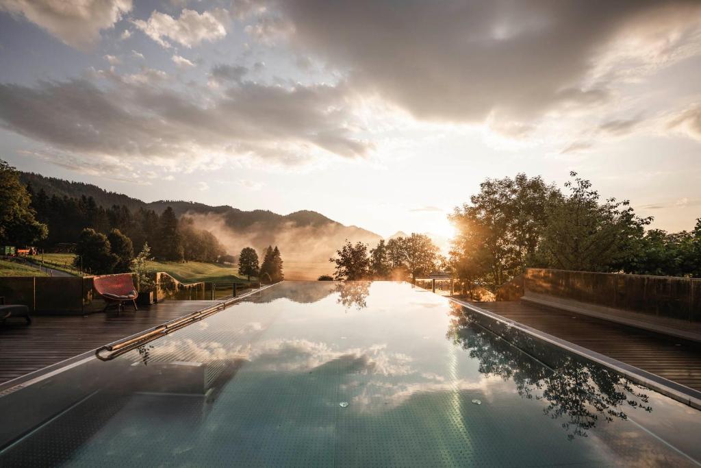 Bazén v ubytovaní Wohlfühlresort Peternhof alebo v jeho blízkosti