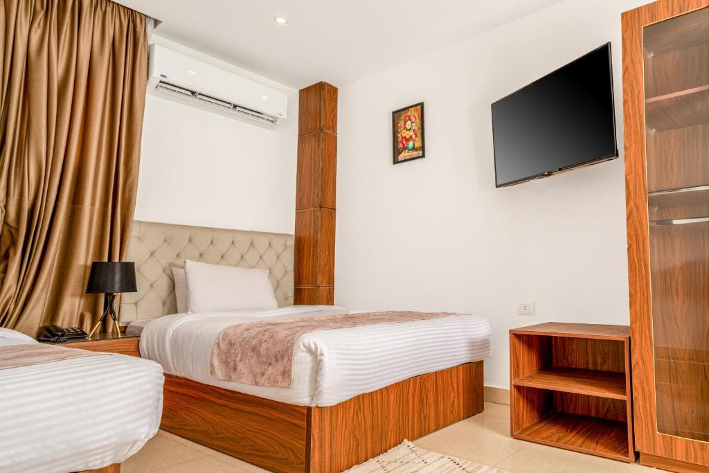 Postel nebo postele na pokoji v ubytování King Pyramid View Hotel