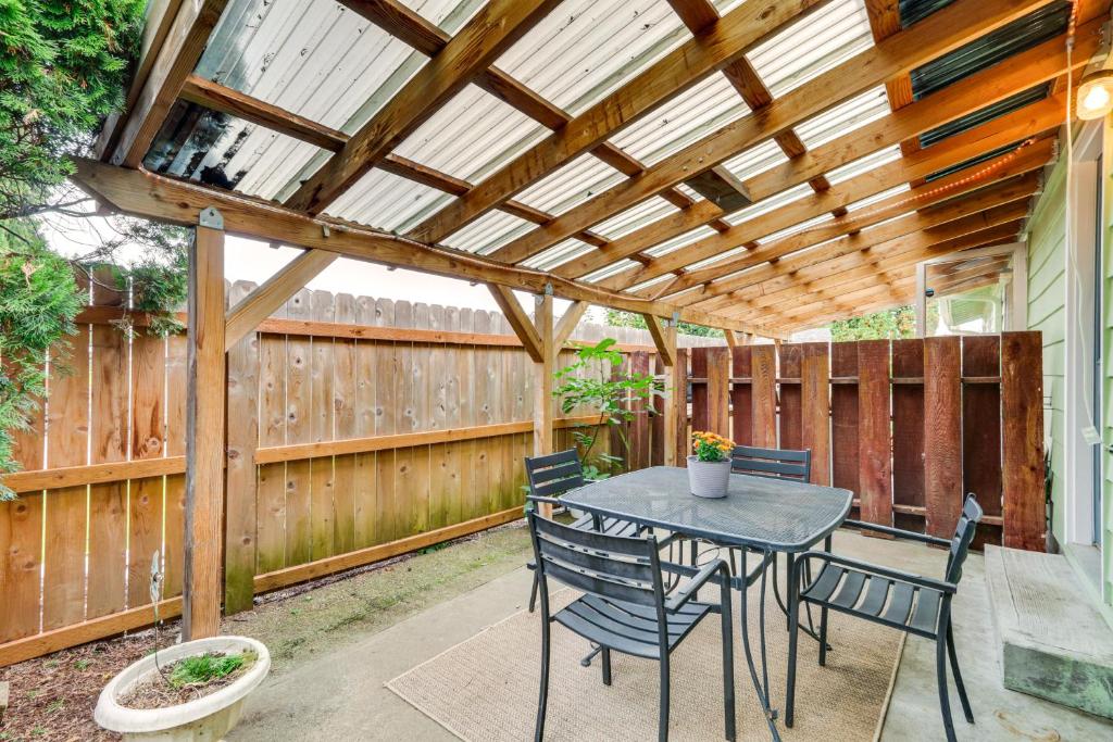 Patio nebo venkovní prostory v ubytování Pet-Friendly Gem with Ping-Pong Table in Oregon!