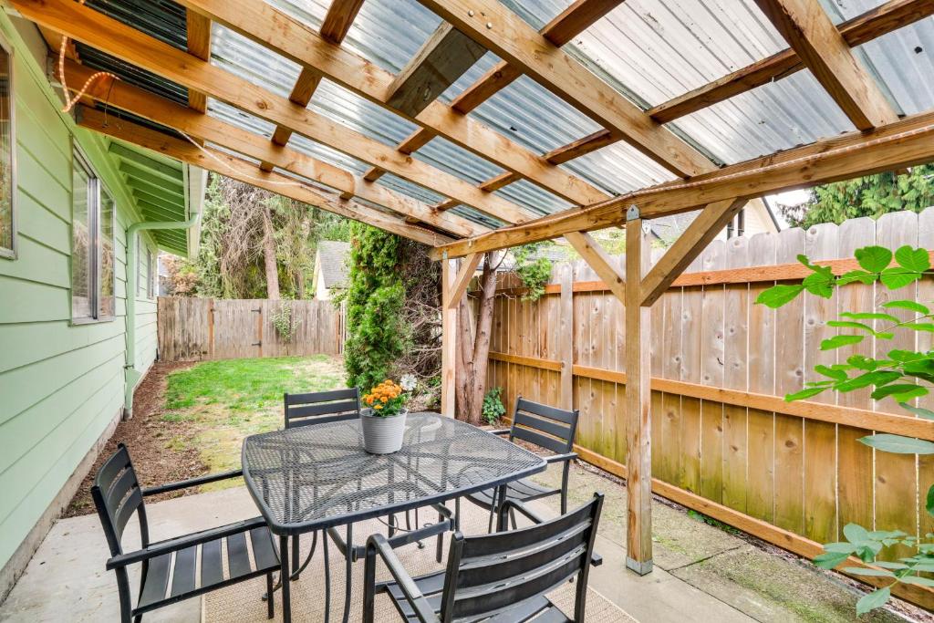 Zahrada ubytování Pet-Friendly Gem with Ping-Pong Table in Oregon!