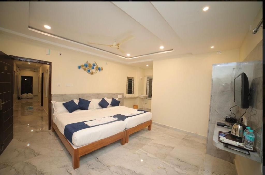 Postel nebo postele na pokoji v ubytování Sri Ganesh Residency