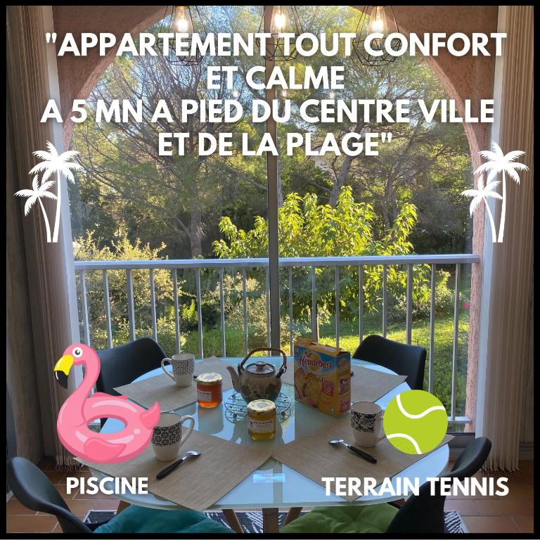 une table avec un cygne rose au-dessus d'un balcon dans l'établissement Bel appartement à 5 mn de la mer et du centre-ville - Résidence Les Gémeaux, à Saint-Aygulf