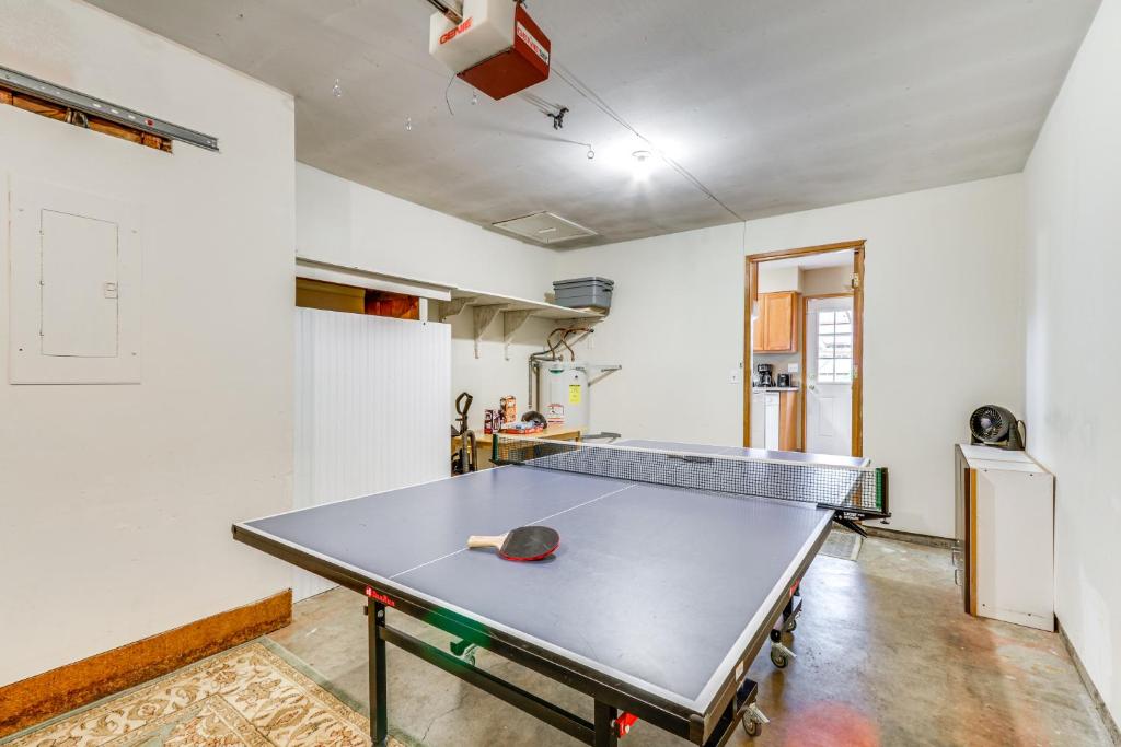 Stolní tenis v ubytování Pet-Friendly Gem with Ping-Pong Table in Oregon! nebo okolí