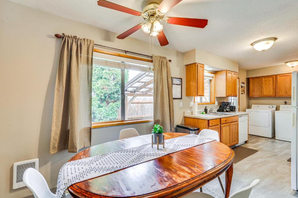 Kuchyň nebo kuchyňský kout v ubytování Pet-Friendly Gem with Ping-Pong Table in Oregon!