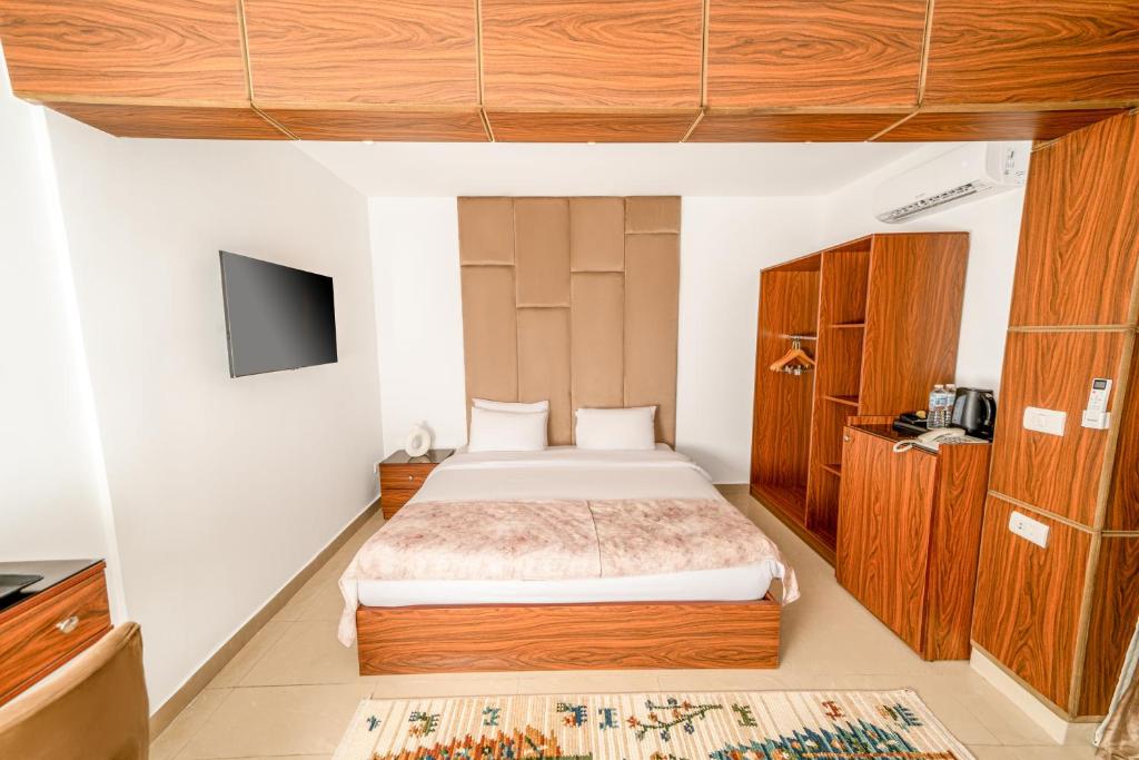 Postel nebo postele na pokoji v ubytování King Pyramid View Hotel