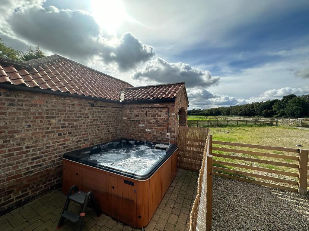 Фотография из галереи Granary cottage with HOT TUB в Йорке