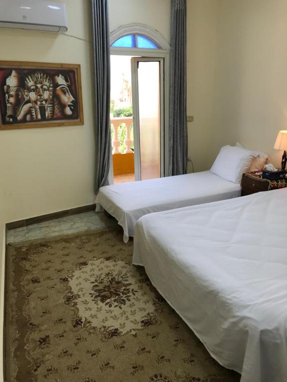 Postel nebo postele na pokoji v ubytování Sakkara Inn hotel