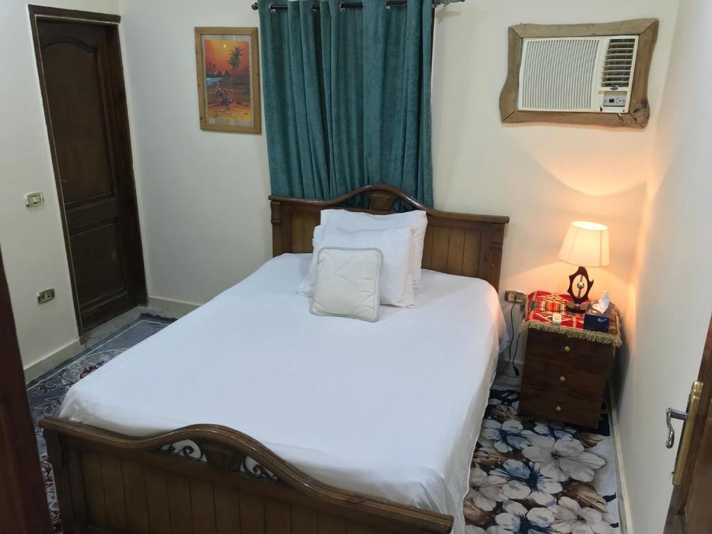 Postel nebo postele na pokoji v ubytování Sakkara Inn hotel