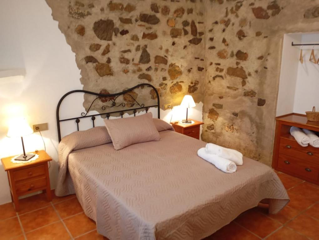 een slaapkamer met een bed met twee handdoeken erop bij Ventorrillo de Rosa in Casabermeja