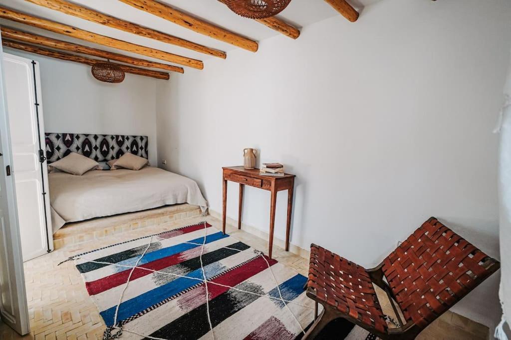 Un pat sau paturi într-o cameră la Dar Sultan Riad rénové coeur médina et proche plage