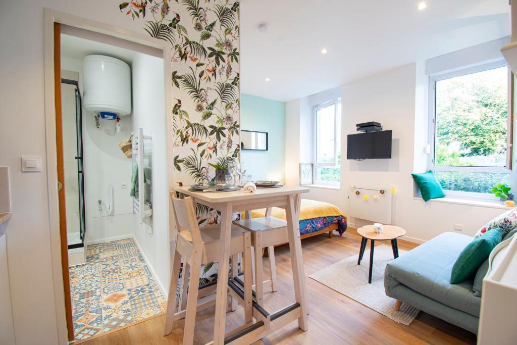 un piccolo soggiorno con tavolo e divano di Le Paisible I Centre ville & Quartier calme a Brest