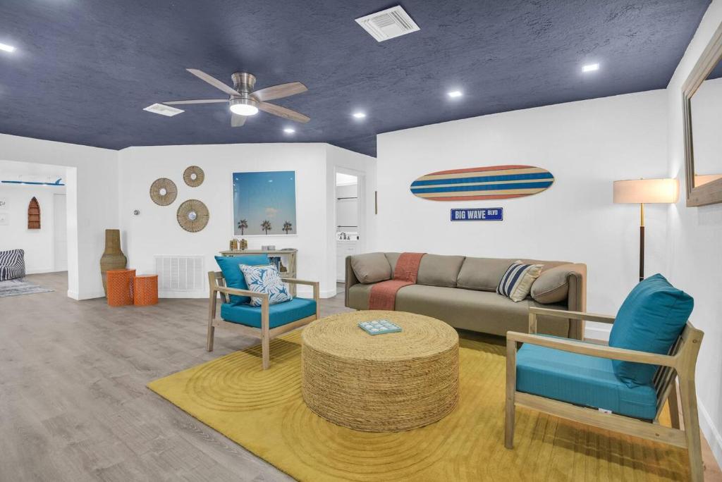 Posezení v ubytování Surfs Up - 4 Bdrm House W Pool