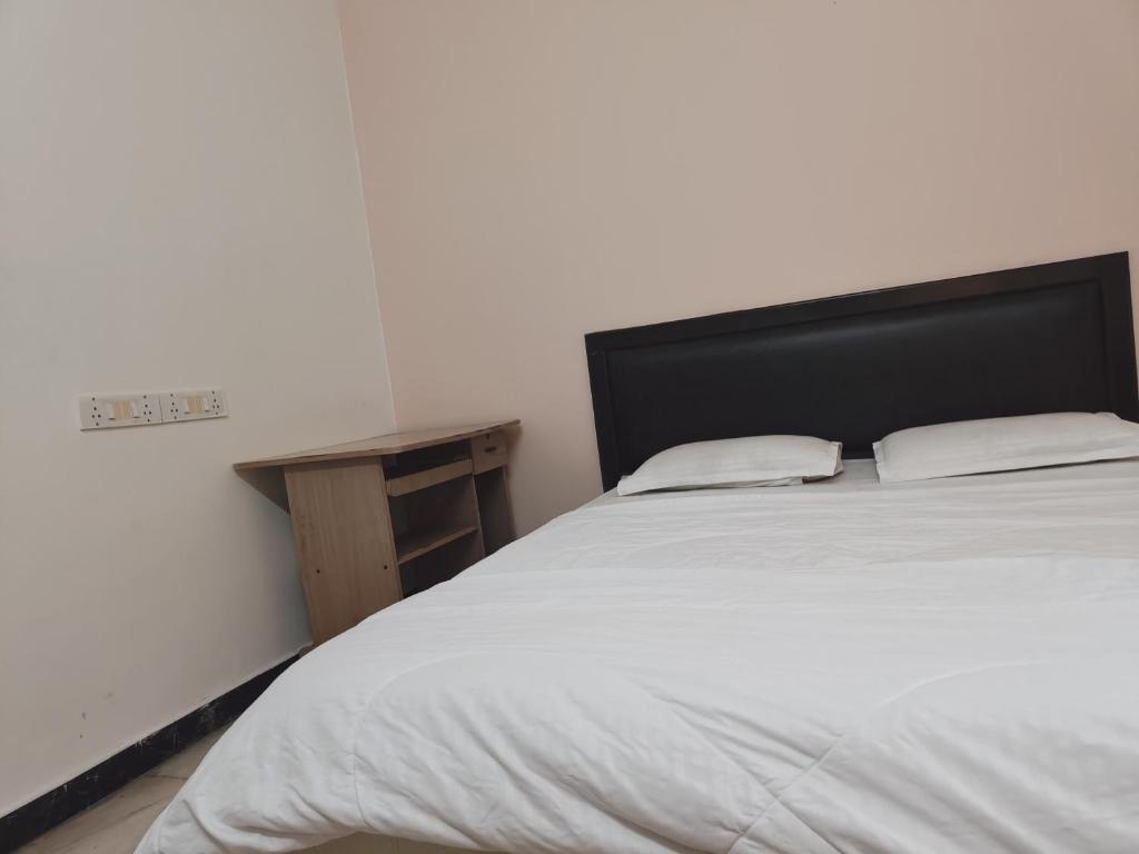 Postel nebo postele na pokoji v ubytování Om Shakthi Suits