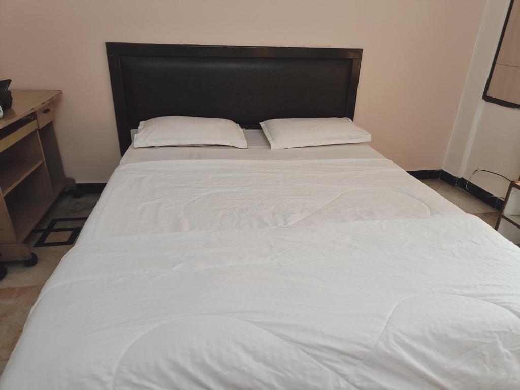 Postel nebo postele na pokoji v ubytování Om Shakthi Suits