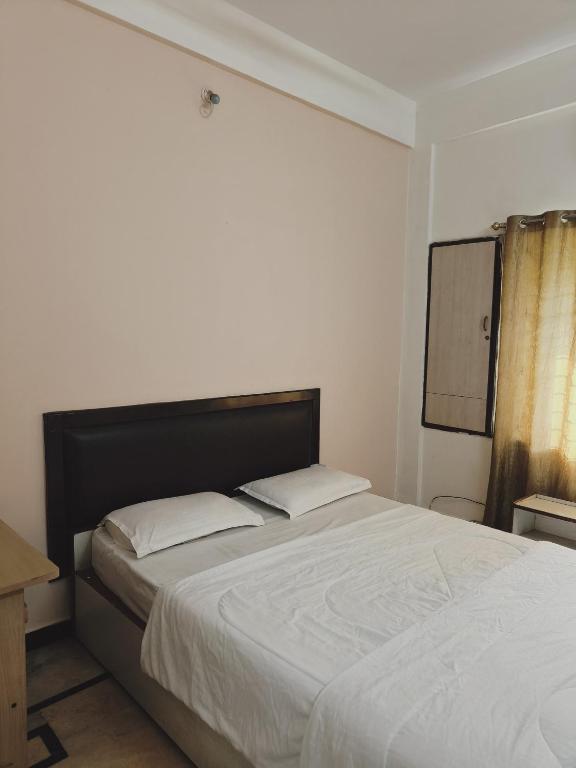 Postel nebo postele na pokoji v ubytování Om Shakthi Suits