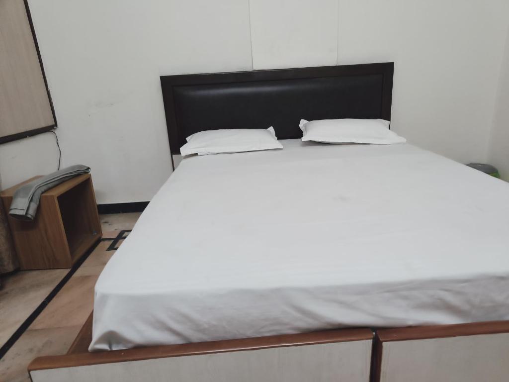 Postel nebo postele na pokoji v ubytování Om Shakthi Suits
